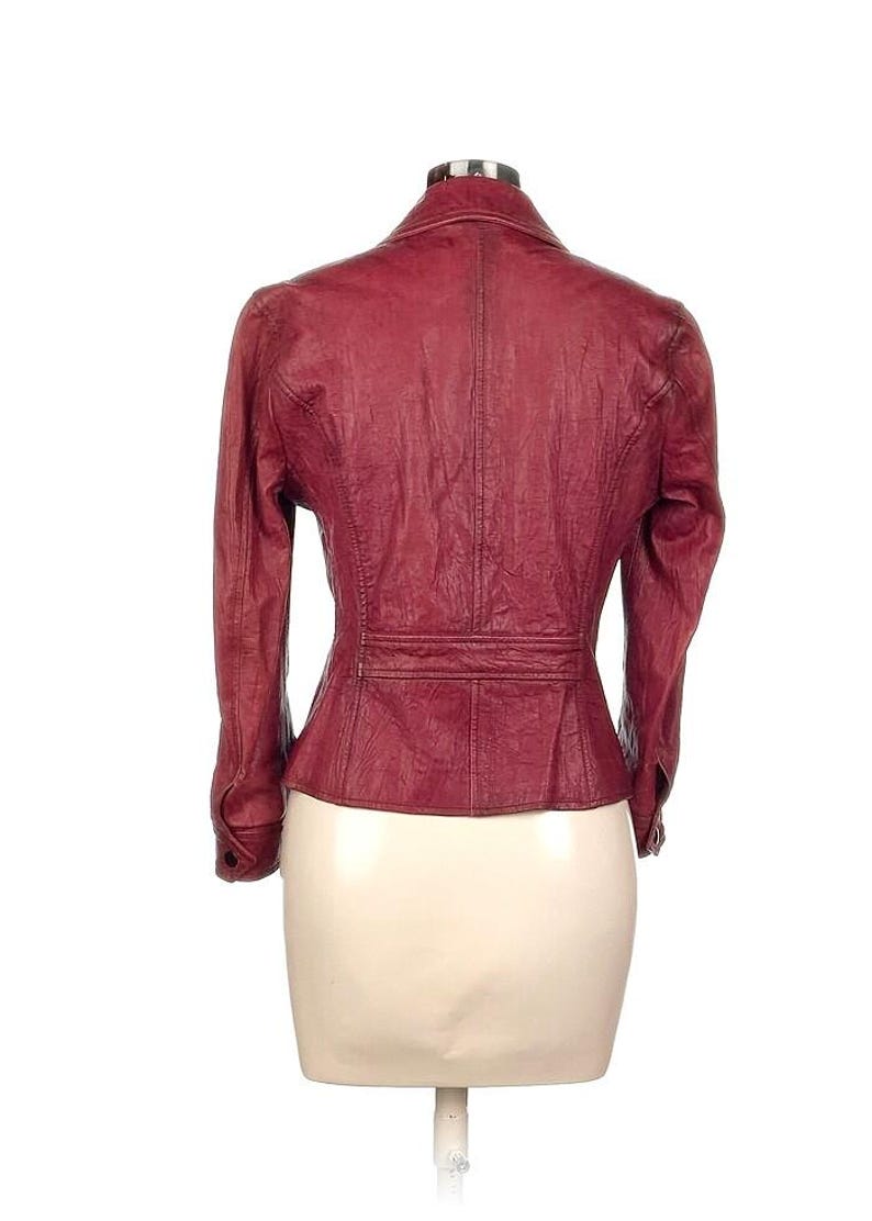 Op de afbeelding: Bordeaux leren jas met een getailleerde pasvorm, met een reverskraag en manchetten met knopen. De achterkant toont een gestructureerd ontwerp met een taille detail, wat een klassieke en stijlvolle buitenkleding optie biedt.