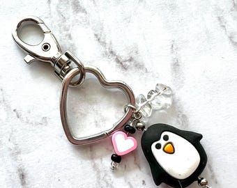 Pingvinväskaberlock eller pingvinnyckelring med klar kvarts- och hjärtberlock, handgjord pingvinaccessoar