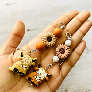 Highland Cow Bag Charm, Cute Cow Keychain for Backpack, Farm Animal Gift for Her, Handmade Plush Bag Accessory, Aesthetic Keychain Charm image 2