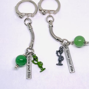 Llavero de extraterrestre, sigue tu dicha, llavero de aventurina verde, amuleto para bolso, bendecido por el chamán (yo)