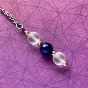 Collar o llavero con colgante de cristal de cuarzo transparente y lapislázuli bendecido, bendecido por un chamán (yo)