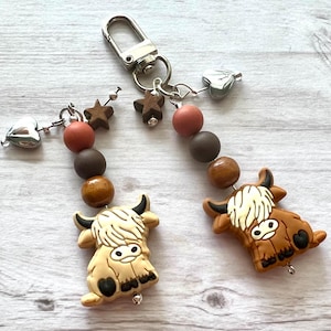 Highland Kuh Taschenanhänger, Highland Kuh Schlüsselanhänger, süße Highland Kuh mit Holzstern & Metallherz - braune oder hellbraune Kuh vom Bauernhof Tier Geschenk