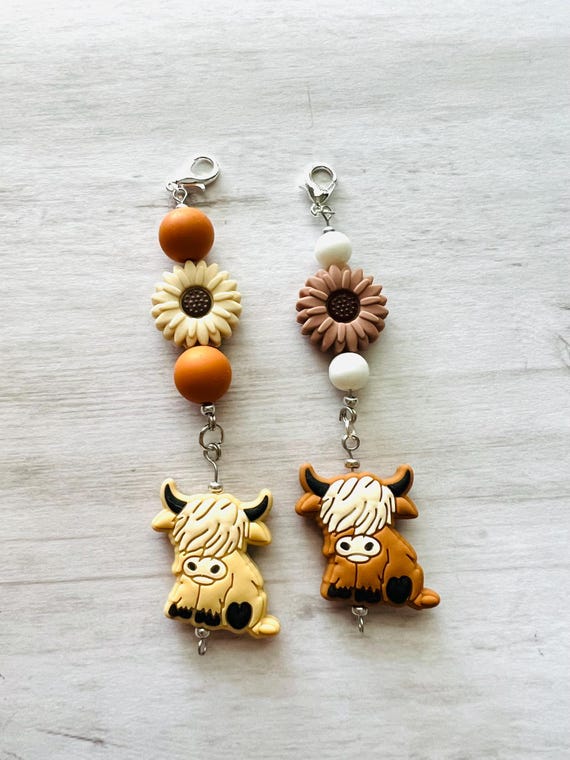 Highland Cow Bag Charm, Cute Cow Keychain for Backpack, Farm Animal Gift for Her, Handmade Plush Bag Accessory, Aesthetic Keychain Charm