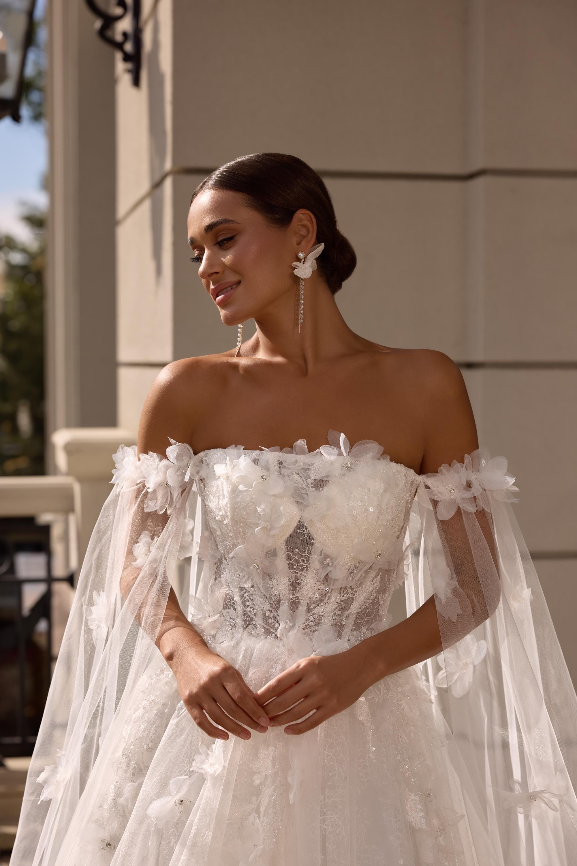 Robe de mariée en tulle avec cape et dentelle 3D