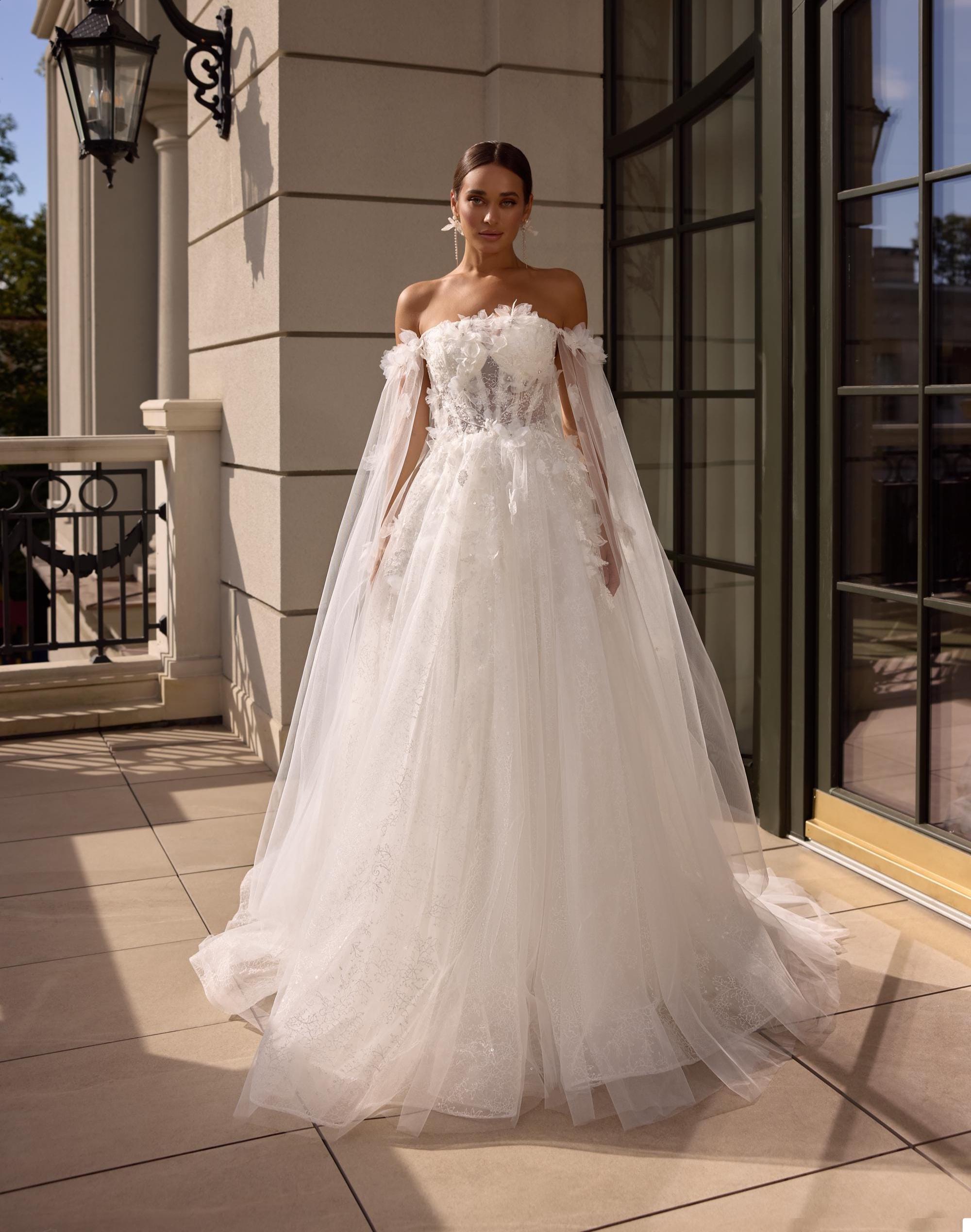 Robe de mariée en tulle avec cape et dentelle 3D