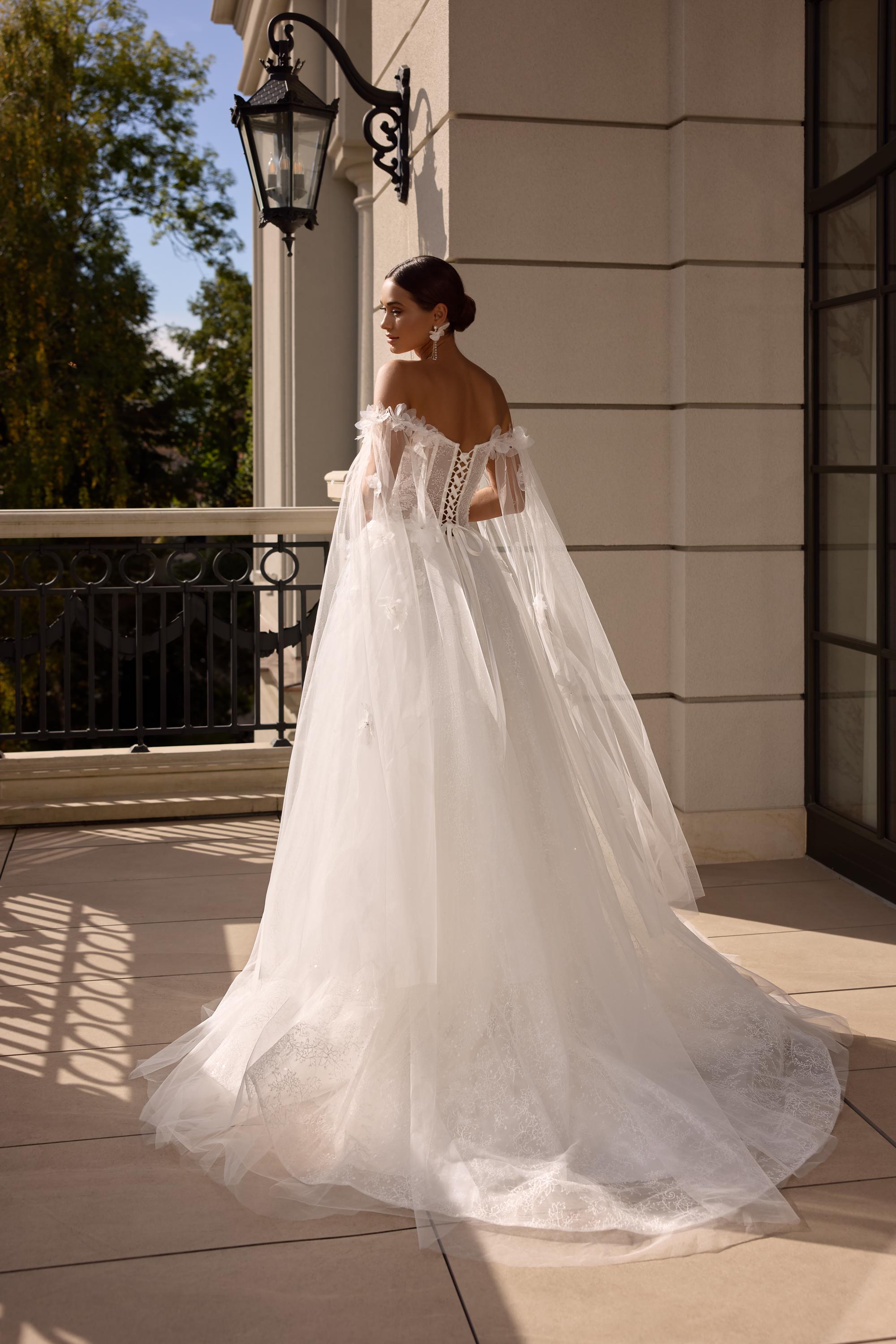 Robe de mariée en tulle avec cape et dentelle 3D