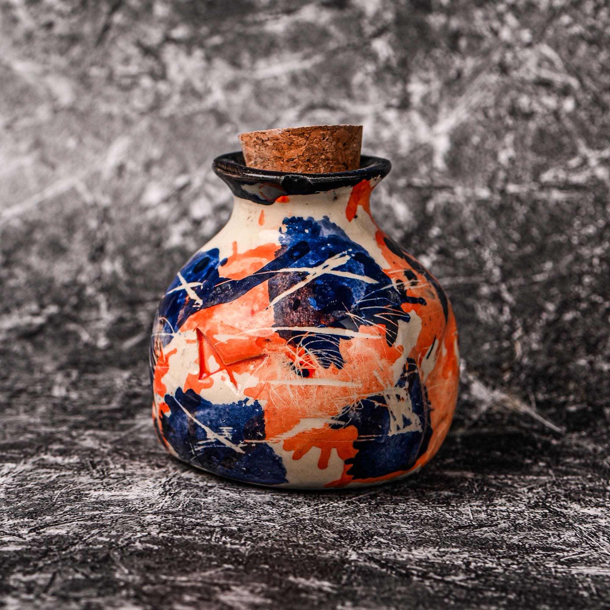 手作りの小さな陶器製丸瓶 - 特注色。装飾、特別な機会、ビジネス用途