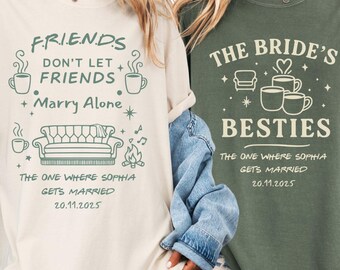 Puede incluir: Dos camisetas, una crema y otra verde, con diseños gráficos a juego. La camiseta crema dice "FRIENDS don't let friends marry alone" con un sofá y tazas de café. La camiseta verde dice "THE BRIDE'S BESTIES" con tazas de café y un sofá.