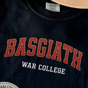Maglietta ricamata del Basgiath War College, maglietta da lettura del Quarto Stormo, merchandising ufficiale di Rebecca Yarros, regalo per gli amanti dei libri da parte del migliore amico