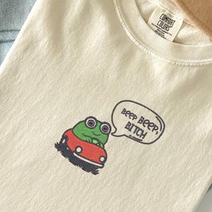 Koszulka z haftem żaby, śmieszna koszulka z żabą podczas jazdy, koszulka z memem Beep Beep, słodka koszulka z kreskówek, koszulka z żabą w samochodzie Kawaii, modna estetyczna koszulka
