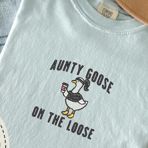 刺繍入りおばさんおバカなグースシャツ、クールおばさんクラブTシャツ、おばさんへの面白いグース好きギフト、妊娠発表Tシャツ