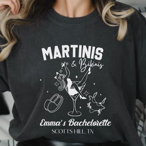 Maglietta per addio al nubilato in spiaggia, maglietta con Martini e bikini, maglietta personalizzata per addio al nubilato in location, Martini Bach, magliette Coastal Bach, futura sposa