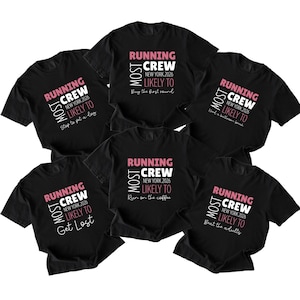 Könnte beinhalten: Eine Sammlung von sechs schwarzen T-Shirts mit kurzen Ärmeln, die jeweils den weißen und rosafarbenen Text "RUNNING CREW MOST LIKELY TO" und "NEW YORK 2026" sowie individuelle Sätze wie "Stop to pet a dog", "Buy the first round", "Need a bathroom break", "Get Lost", "Run on the coffee" und "Beat the adults" zeigen.