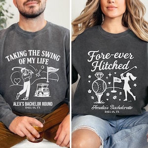 Puede incluir: Dos sudaderas grises oscuras con diseños gráficos blancos. Una dice "Taking the Swing of My Life" con ilustraciones de golf y "Alex's Bachelor Round, Dallas, TX." La otra dice "Fore-ever Hitched" con ilustraciones de golf y diamantes, y "Amelia's Bachelorette, Dallas, TX."
