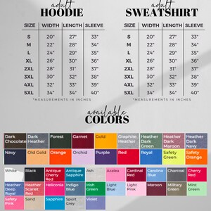 Puede incluir: Una tabla de tallas para sudaderas con capucha y sudaderas para adultos, que muestra las medidas de ancho, largo y manga en pulgadas. Se muestra una gama de colores a continuaci&oacute;n, incluyendo azul marino, rojo y morado.