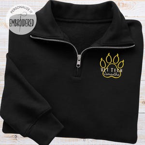 Broderad Vet Tech Quarter Zip Sweatshirt, veterinärtröja, tassstetoskop, personlig veterinärtröja