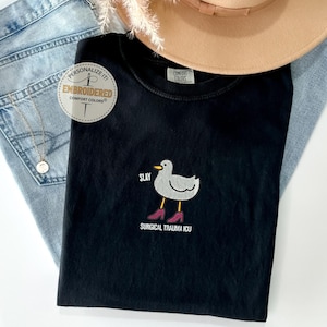 Maglietta ricamata per terapia intensiva chirurgica e traumatologica: stile Silly Goose University Y2K