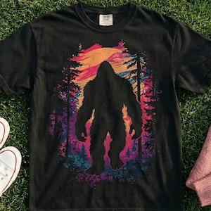 Camiseta Vintage Forest Sunset Bigfoot, Moletom Nature Outdoor Cryptid Sasquatch