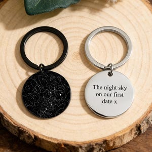 Sleutelhanger aangepaste sterrenkaart, gegraveerde sleutelhanger nachtelijke hemel, gepersonaliseerde Valentijnsdagcadeaus, sterrenkaart op datum, jubileumcadeau voor hem/haar