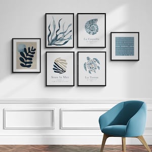 Galería de acuarelas costeras azules (juego de 6): concha, coral, tortuga, algas, luna y texto impreso / Arte mural de inspiración francesa con océano azul