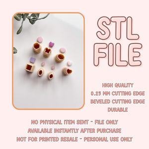 Puede incluir: Imagen de varios cortadores de galletas pequeños de color beige en diferentes formas, incluyendo corazones, cuadrados y flores, junto con pequeñas formas rosas y moradas. El texto "STL FILE" se muestra en rosa.