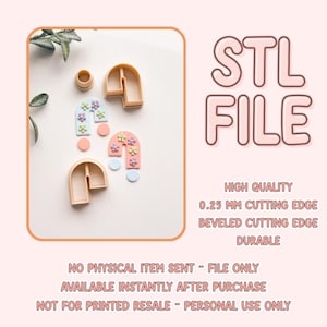 Puede incluir: Cortadores de galletas en forma de arcoíris de color melocotón claro, junto con decoraciones en forma de flores y círculos en colores pastel. La imagen también incluye el texto "STL FILE" y otros detalles sobre el producto.