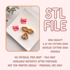 Puede incluir: Un archivo STL descargable para la impresión 3D de cortadores de galletas. Los cortadores tienen forma de lazo, flor y bigote. La imagen muestra los cortadores en un plato blanco.