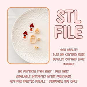 Puede incluir: Un conjunto de pequeños cortadores de galletas coloridos en varias formas, incluyendo muñecos de nieve, se exhiben en un plato blanco. La imagen también incluye el texto "STL FILE" y detalles sobre el borde de corte.