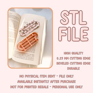 Peut inclure: Un fichier numérique de modèle 3D pour un marque-page floral rose et blanc. Le fichier est disponible en téléchargement instantané après l'achat. Le texte "STL FILE" est en grandes lettres roses avec un contour noir. Le texte "HIGH QUALITY", "0.25 MM CUTTING EDGE", "BEVELED CUTTING EDGE", et "DURABLE" est en texte noir. Le texte "NO PHYSICAL ITEM SENT - FILE ONLY", "AVAILABLE INSTANTLY AFTER PURCHASE", et "NOT FOR PRINTED RESALE - PERSONAL USE ONLY" est en texte noir.