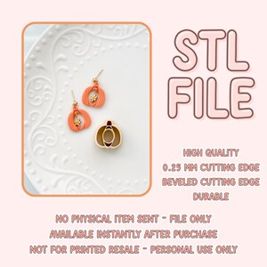 Puede incluir: Pendientes de calabaza naranja y un cortador de galletas con forma de calabaza se muestran en un plato blanco. Los pendientes tienen detalles dorados. La imagen también incluye el texto "STL FILE" y detalles sobre la calidad y el uso del archivo.