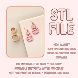 Pode incluir: Arquivo STL para impressão 3D de um par de brincos rosa e dourado com um padrão geométrico. Os brincos são feitos de dois quadrados empilhados.