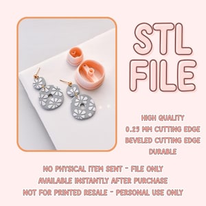 Puede incluir: Un par de pendientes florales grises y blancos con ganchos dorados. Los pendientes se muestran junto a un molde de plástico rosa para hacer los pendientes. El texto "STL FILE" está escrito en letras rosas grandes sobre un fondo rosa. El texto "HIGH QUALITY", "0.25 MM CUTTING EDGE", "BEVELED CUTTING EDGE", "DURABLE", "NO PHYSICAL ITEM SENT - FILE ONLY", "AVAILABLE INSTANTLY AFTER PURCHASE", y "NOT FOR PRINTED RESALE - PERSONAL USE ONLY" está escrito en texto negro sobre un fondo rosa.