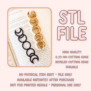 Könnte beinhalten: Das Bild zeigt halbmondförmige Ausstecher in Weiß und Schwarz, die auf einem offenen Buch angeordnet sind. Der Text "STL FILE" ist in Rosa gehalten, mit Details zu den Produkteigenschaften. Die Schneidkante ist 0,25 mm.