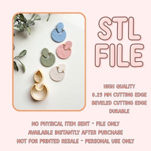 Könnte beinhalten: Ein digitaler Download einer STL-Datei zum 3D-Druck eines Ohrring-Sets. Die Ohrringe sind in vier verschiedenen Farben dargestellt: Blau, Rosa, Grün und Weiß. Die Datei ist von hoher Qualität mit einer Schneidekante von 0,25 mm und einer abgeschrägten Schneidekante. Der Text "STL FILE" wird in großen Buchstaben oben im Bild angezeigt.