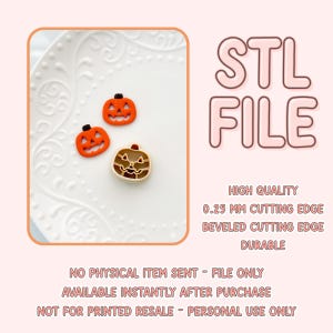 Puede incluir: Tres cortadores de galletas con forma de calabaza naranja y marrón claro sobre un plato blanco. La imagen incluye el texto "STL FILE" y detalles sobre la calidad del archivo, incluido un borde de corte de 0,25 mm. El archivo está disponible inmediatamente después de la compra.