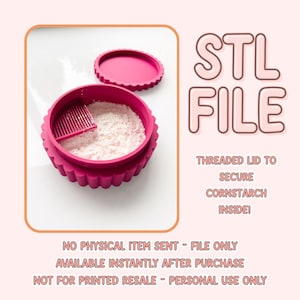 Peut inclure: Un récipient magenta avec un couvercle fileté, contenant de la fécule de maïs. Le récipient a un bord festonné décoratif et comprend un petit outil en forme de peigne. Le texte sur l'image indique "STL FILE" et "THREADED LID TO SECURE CORNSTARCH INSIDE!"