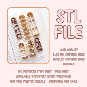 Peut inclure: Quatre modèles miniatures d'étagères, chacun avec une couleur et un design différents, sont disposés sur une page de livre. Les étagères sont remplies de minuscules livres. L'image comprend également le texte "STL FILE" et d'autres détails.