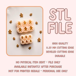 Puede incluir: Imagen de dos cortadores de galletas con forma de hombre de jengibre de color melocotón claro, cada uno con múltiples cavidades, rodeados de pequeñas galletas de hombre de jengibre. El texto "STL FILE" se muestra, junto con detalles.