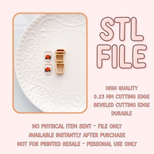Könnte beinhalten: Ein weißer Teller mit floralem Design, der vier beige Ausstecher enthält. Die Ausstecher haben die Form einer Kaffeetasse und eines Kaffeetassendeckels. Der Text "STL FILE" befindet sich in der oberen rechten Ecke. Zusätzlicher Text lautet "HIGH QUALITY" und "0,25 MM CUTTING EDGE".
