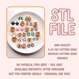 Puede incluir: Un plato de cerámica blanco muestra varios cortadores de galletas con forma de animales, incluyendo osos, cerdos y huellas de patas. La imagen también incluye el texto "STL FILE" y detalles sobre el borde de corte.