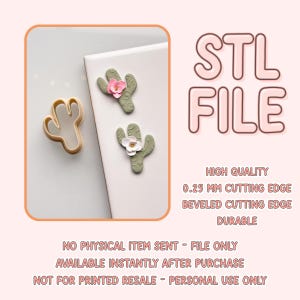 Puede incluir: Archivo STL para un cortador de galletas de cactus con un borde de corte de 0,25 mm. El cortador se muestra junto a dos galletas con forma de cactus con flores rosas y blancas.