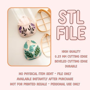 Könnte beinhalten: Zwei Wandtaschen im Keramikstil mit Blumenmustern und zwei passende Ausstechformen aus Kunststoff. Der Text lautet: STL FILE, HIGH QUALITY, 0.25 MM CUTTING EDGE, BEVELED CUTTING EDGE, DURABLE, NO PHYSICAL ITEM SENT - FILE ONLY, AVAILABLE INSTANTLY.