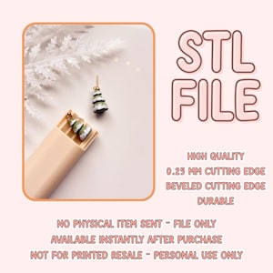 Puede incluir: Imagen que presenta un par de pendientes en miniatura con forma de árbol de Navidad y un colgante a juego. Los pendientes son verdes y blancos, con un gancho dorado. El texto "STL FILE" se muestra en rosa.