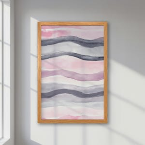 Póster abstracto enmarcado en rosa pastel y gris. Elegante impresión de ondas de acuarela. Arte minimalista moderno para decoración de oficina, ideal como regalo navideño.