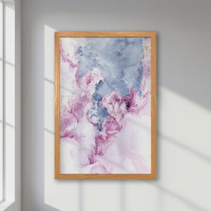 Póster abstracto enmarcado: impresión de acuarela en rosa pastel y azul con textura de mármol, elegante arte minimalista, idea de regalo con decoración en tonos suaves.