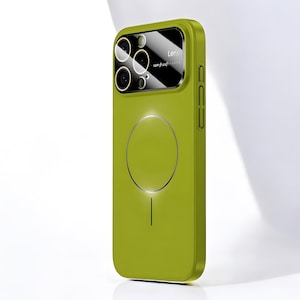 Puede incluir: Una funda de teléfono verde lima con un protector de lente de cámara negro. La funda tiene un diseño circular en la parte posterior y el texto "Lens 12MP/f1.6". La funda está diseñada para proteger la cámara y el cuerpo del teléfono.