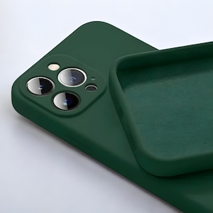 Op de afbeelding: Een donkergroene telefoonhoes met een matte afwerking. De hoes is ontworpen voor een smartphone, met uitsparingen voor de cameralenzen en andere functies. De hoes wordt op een witte achtergrond getoond.