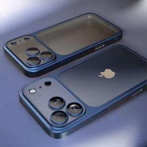 Puede incluir: Dos fundas azules para teléfono con parte trasera transparente y recortes para la lente de la cámara. Las fundas tienen un marco azul metálico y un logotipo de Apple dorado en la parte trasera. Los recortes de la lente de la cámara son negros.