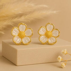 Acrylic Daisy Earrings – Lightweight Marguerite Dangle Earrings • Colorful Floral Jewelry • Retro 70s Style • Gift for Her -  1 pair