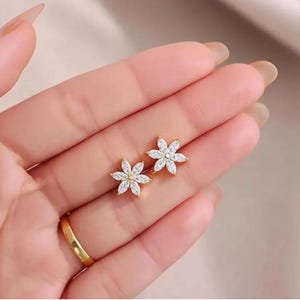 Perforación de botón y flor • Estructura de titanio • Elegante pendiente para cartílago • Detalle de piedra preciosa • Elegante pendiente para cartílago • Regalo para ella